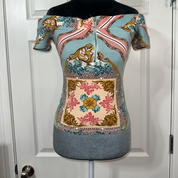Guess Off-Shoulder Baroque Equestrian Print Blouse - Picture 1 of 9